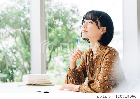 講義を受ける大学生　　 120719966