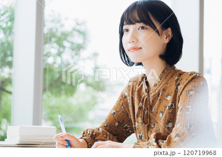 講義を受ける大学生　　 120719968