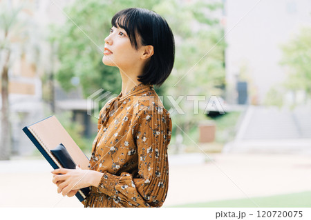 キャンパスを背景にした笑顔の大学生　 120720075