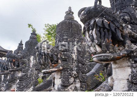 バリ島の寺院にある竜の像 バリ島の寺院にある竜の像 120720122
