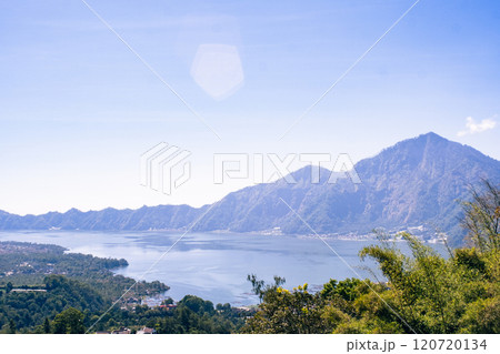 バリ島にある山と湖がある風景 バリ島にある山と湖がある風景 120720134