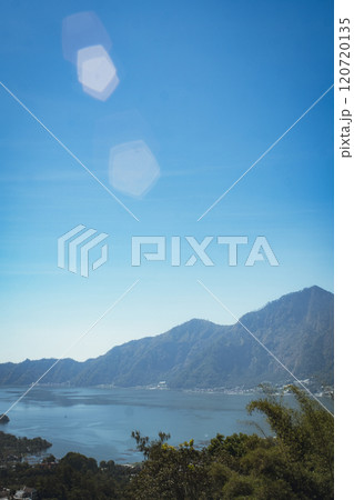 バリ島にある山と湖がある風景 バリ島にある山と湖がある風景 120720135