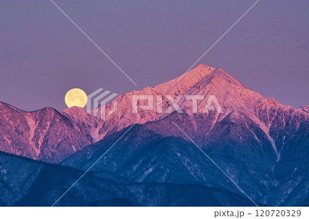 城山公園から見える北アルプスに沈む満月とモルゲンロート 120720329