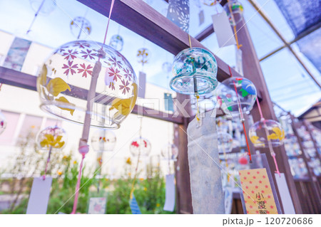 青空と昼下がりの夏風に揺れる色とりどりの風鈴 120720686