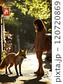 狐と散歩している日本人女性 120720869