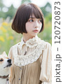 ガーリーな服を着た女性と柴犬 120720873