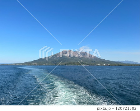快晴の空と海にそびえる鹿児島のランドマーク桜島。フェリーからの眺望と波しぶきの風景 快晴の空と海にそびえる鹿児島のランドマーク桜島。フェリーからの眺望と波しぶきの風景 120721502