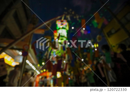 ライトアップされた夏祭りの風景(フォーカスアウト) ライトアップされた夏祭りの風景(フォーカスアウト) 120722330