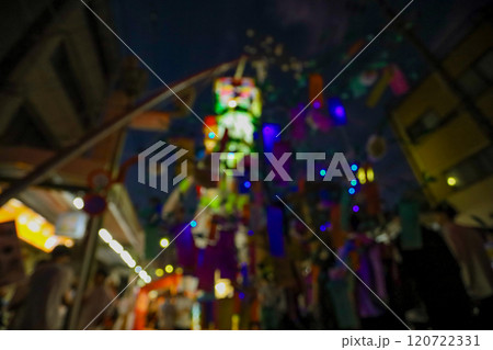 ライトアップされた夏祭りの風景(フォーカスアウト) ライトアップされた夏祭りの風景(フォーカスアウト) 120722331