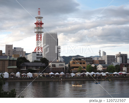 イベントがあった日の鏡川緑の広場（屋台がいっぱいの秋の鏡川左岸） 120722507