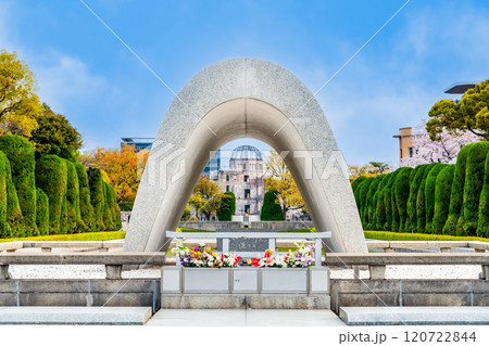 広島 春の平和記念公園 慰霊碑と原爆ドーム 広島 春の平和記念公園 慰霊碑と原爆ドーム 120722844
