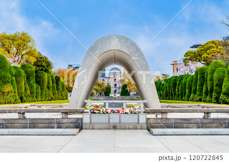 広島 春の平和記念公園　慰霊碑と原爆ドーム 120722845