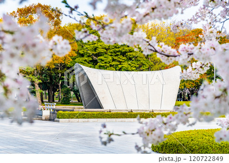 広島 平和記念公園　慰霊碑と桜 120722849
