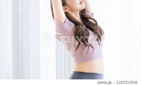 ストレッチをする女性 120722916