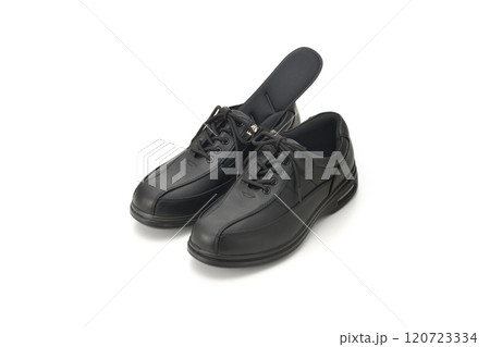 黒い靴とインソール 120723334