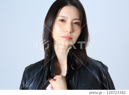 女性のポートレート ビューティーイメージ 革ジャン 女性のポートレート ビューティーイメージ 革ジャン 120723382