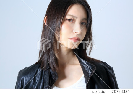 女性のポートレート ビューティーイメージ 革ジャン 女性のポートレート ビューティーイメージ 革ジャン 120723384