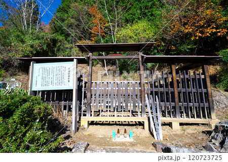 日川渓谷、栖雲寺の武田信満公墓所 120723725