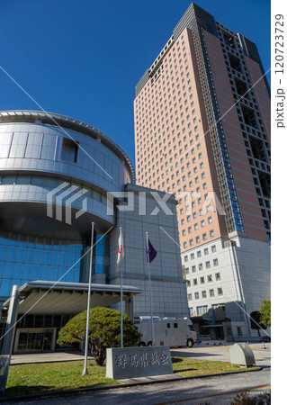 群馬県議会棟と群馬県庁本庁舎 群馬県前橋市 群馬県議会棟と群馬県庁本庁舎 群馬県前橋市 120723729