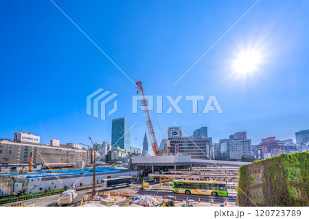 日本の東京都市景観 明日へ…新宿駅前や新宿駅西口再開発などを望む…希望の光…＝22日 120723789