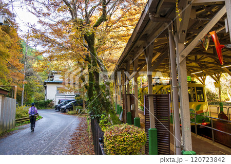 高尾山 登山道 琵琶滝コース(6号路)への入口 清滝駅付近 11月下旬 高尾山 登山道 琵琶滝コース(6号路)への入口 清滝駅付近 11月下旬 120723842