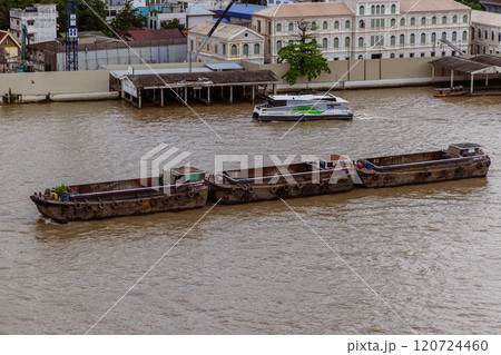 チャオプラヤー川を往来する船 120724460