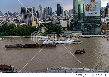 チャオプラヤー川を往来する船 120724461