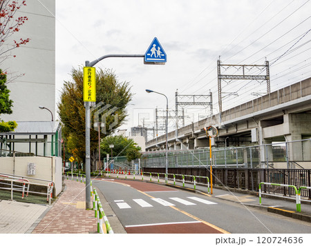 指示標識 407-B「横断歩道」と注意喚起のメッセージ 指示標識 407-B「横断歩道」と注意喚起のメッセージ 120724636