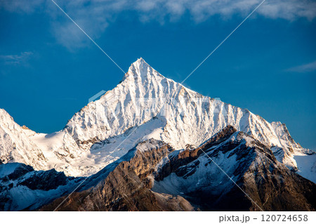 ローテンボーデンからの朝陽に染まるヴァリス山群　ヴァイスホルン　　スイス　ツェルマット 120724658