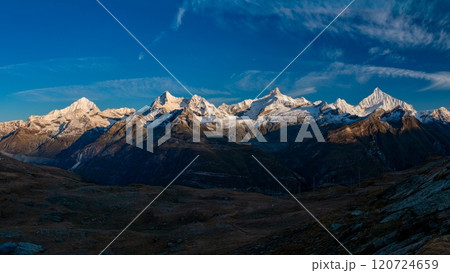 ゴルナーグラード鉄道　ローテンボーデンからの朝陽に染まるヴァリス山群の絶景　スイス　ツェルマット 120724659