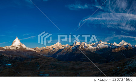 ゴルナーグラード鉄道 ローテンボーデンから朝陽に染まるヴァリス山群の絶景 スイス ツェルマット ゴルナーグラード鉄道 ローテンボーデンから朝陽に染まるヴァリス山群の絶景 スイス ツェルマット 120724660