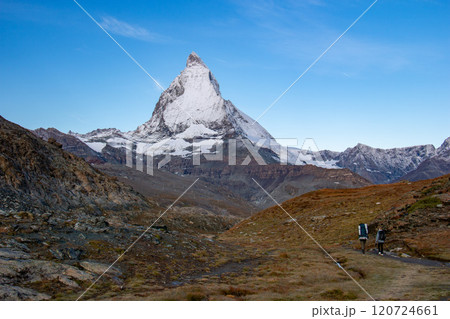 ローテンボーデンからリッフェルベルグへのトレッキング　マッターホルンの絶景　スイス　ツェルマット 120724661