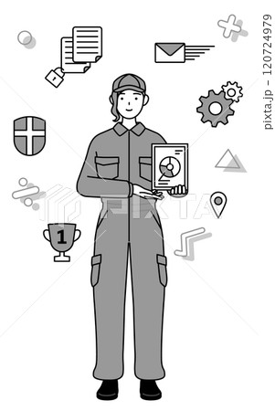 DXのイメージ、デジタル技術を利用して業務改善を行うつなぎ姿の女性整備士 120724979