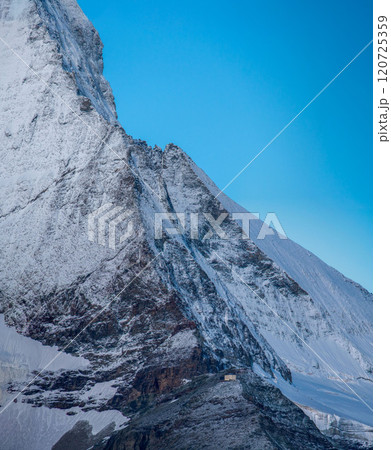 ゴルナーグラードからヘルンリ稜とヘルンリ小屋を望む　スイス　ツェルマット 120725359