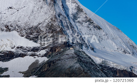 ゴルナーグラードからヘルンリ稜とヘルンリ小屋を望む　スイス　ツェルマット 120725360