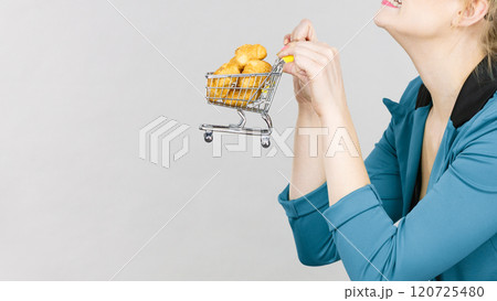 Woman hand holding shopping cart with sweet bun 120725480