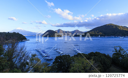 静岡県沼津市内浦湾の長浜城址から見た富士山・ヨット・淡島 120725774