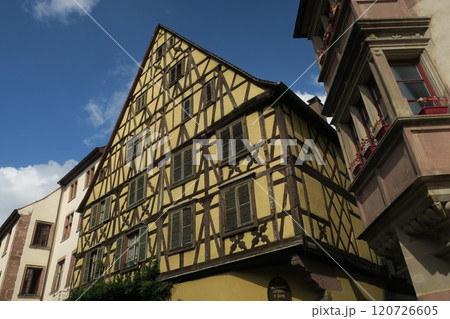 フランス　リクヴィルの街並み 120726605