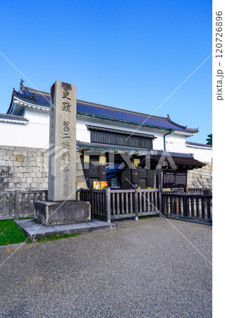 二条城のメインエントランス 東大手門（京都府京都市） 120726896