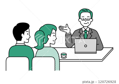 若い夫婦に提案する中年のスーツの男性 120726928