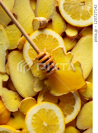 Honey with fresh ginger and lemon slices. 120727142