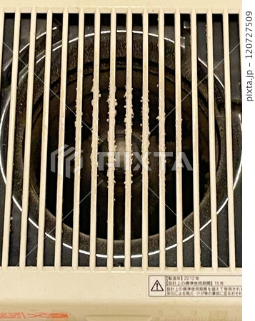 換気扇にたまり始めたホコリ 換気扇にたまり始めたホコリ 120727509