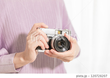 カメラを持つ女性のイメージ (写真素材) カメラを持つ女性のイメージ (写真素材) 120728207