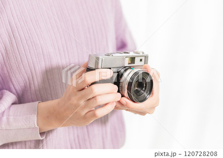 カメラを持つ女性のイメージ (写真素材) カメラを持つ女性のイメージ (写真素材) 120728208