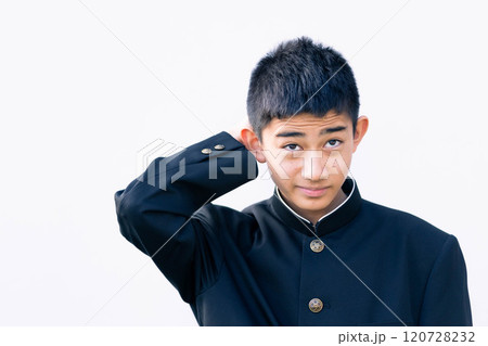 頭に手を置く学生 頭に手を置く学生 120728232