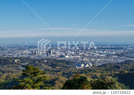 高尾山　登山道1号路　十一丁目茶屋横の展望台から横浜ランドマークタワーの眺め　11月下旬 120728422