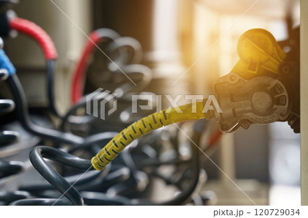 Connecting pneumatic and electrical hoses and cables to a truck semi-trailer Connecting pneumatic and electrical hoses and cables to a truck semi-trailer 120729034