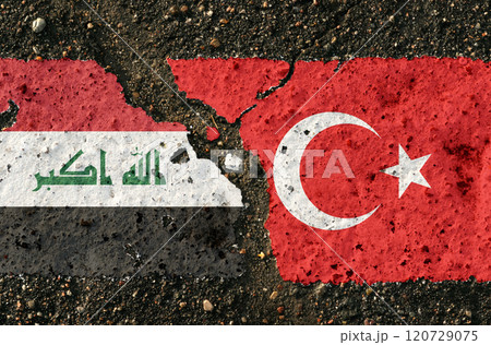 On the pavement are images of the flags of Iraq and Turkey, as a symbol of confrontation. 120729075