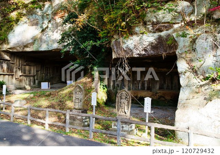 洞窟遺跡群と供養塔 120729432