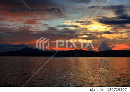 彩り鮮やかで美しい 瀬戸の夕暮れ 120729507